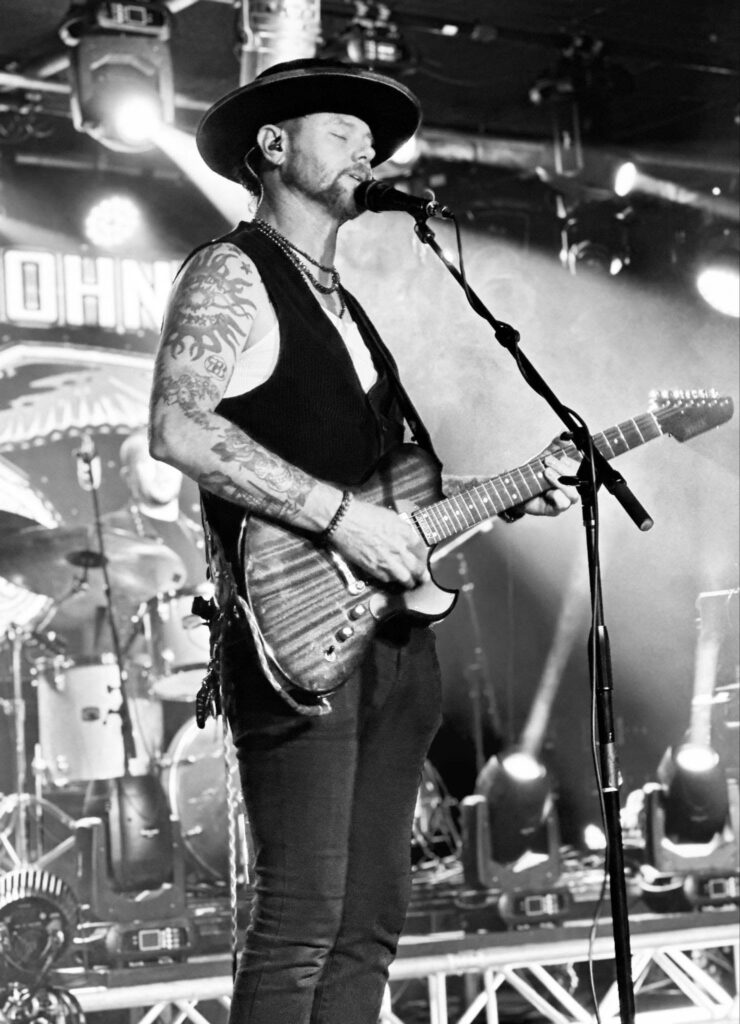 Jeremiah Johnson's sings with his eyes closed